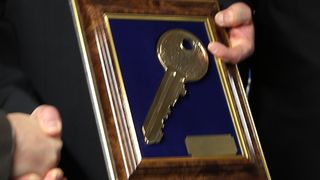 von links: Standortleiter Siemens Görlitz, Uwe Wittig, Prof. Frank Worlitz, Direktor IPM) und Rektor Prof. Friedrich Albrecht nach der feierlichen Schlüsselübergabe am Magnetlagerversuchsstand (Bild: IDW)