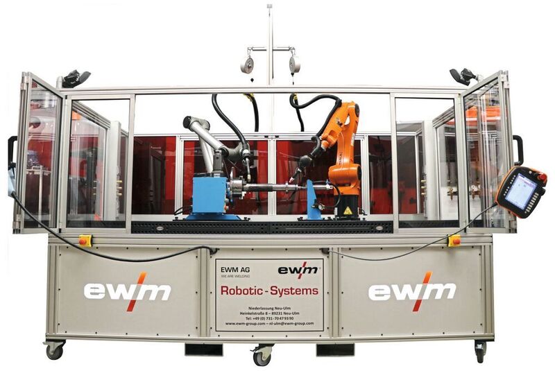 Die flexibel einsetzbare, komplett betriebsbereite Schweisszelle mit Roboter ist mit einer Schutzumhausung ausgestattet.  (EWM AG)