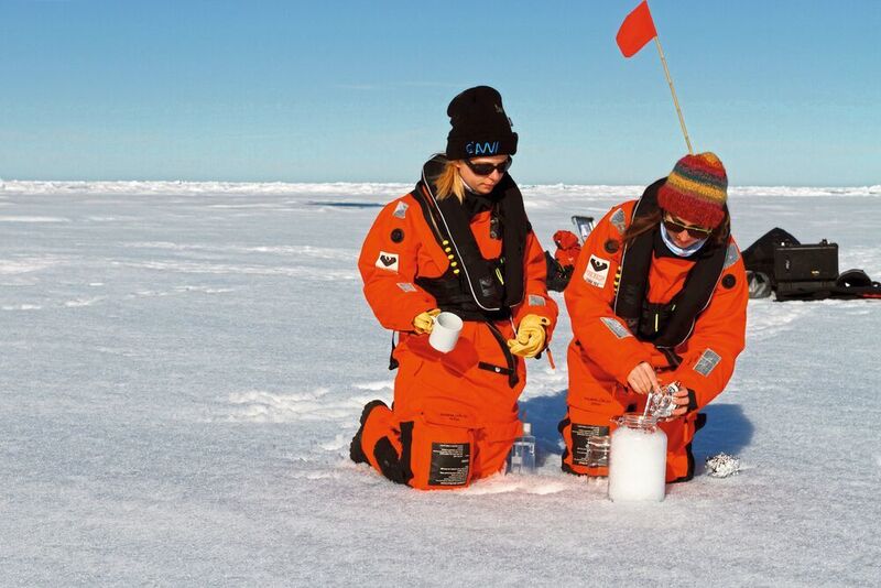 Die Analysen der Proben werden bestätigen: Selbst in der Arktis enthält der Schnee Mikroplastik. (Alfred-Wegener-Institut / Kajetan Deja)