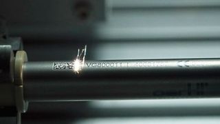 Der zur UDI-Norm gehörende Datamatrixcode wird auf der gewölbten Oberfläche des Handstücks aufgebraucht. Um diese Leistung auf immer kleineren oder sogar unregelmässigen Formen erbringen zu können, wird in Grüsch die Entwicklung der Hard- und Software des Beschriftungslasers immer weiter vorangetrieben. (Trumpf)