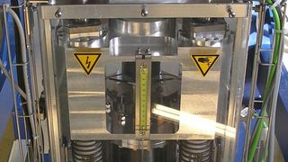 Im Collector-Ring der Fair-Anlage, der zum Speichern und Kühlen von Ionen genutzt werden soll, kommen Antriebseinheiten zum Einsatz, die mit leistungsstarken Linearmotoren ausgestattet sind. In deren Endlagen sind Industriestoßdämpfer von ACE (unten) implementiert. (Bild: A. Bardonner / GSI / Fair)