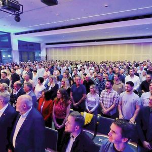 Das Jahresforum der Innung Unterfranken war wieder sehr gut besucht: Mit großem Interesse verfolgten die Teilnehmer das unterhaltsame Programm der Innung.(Bild:  Zietz – VCG)