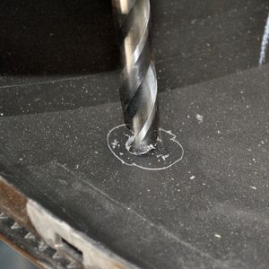 Bei Ford-Stoßfängern ist der Sensorausschnitt ab Werk markiert. Alles, was die Werkstatt machen muss, ist ein Loch bohren ...