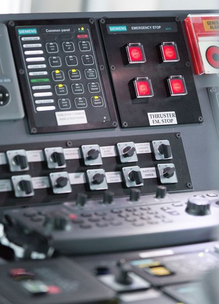 Durch vollständige Integration der Steuersysteme für die Aggregate, die Schaltanlage, die Antriebssysteme und die Strahlruder gewährleistet Siemens einen reibungslosen Schiffsbetrieb. (Siemens)