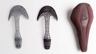 Der Sattel, bestehend aus einem halbstarren, 3D-gedruckten Unterteil sowie einem 3D-thermogeformten Sitzpolster, wurde im Hinblick auf die additive Fertigung entwickelt. (Bild: Stratasys)
