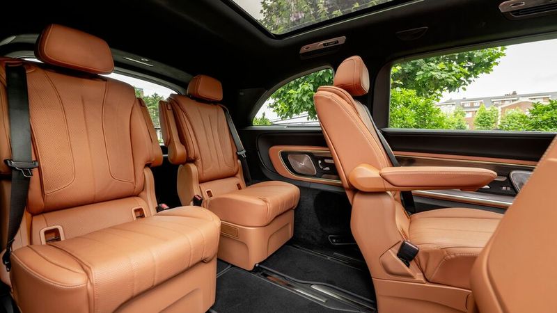 Hohen Luxus bieten die elektrischen Premium- und Grand-Komfortsitze – mit Heizung, einer Lordosenstütze sowie ausfahrbaren Wadenauflagen.  (Bild: Mercedes-Benz)