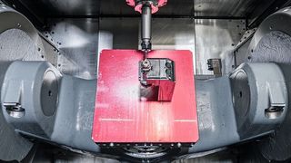 Ein Blick in den Arbeitsraum des BAZ C 22 U mit dem NC-Schwenkrundtisch  für die freie Werkstückpositionierung in den Achsen C und A. (Hermle)