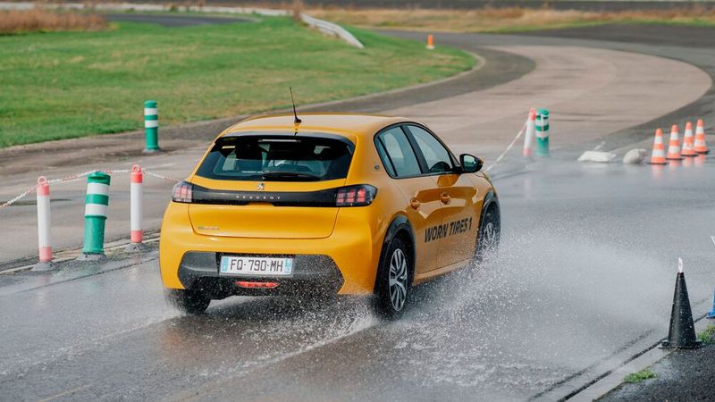 Sollte es feine Unterschiede bei Handling, auf Nässe oder beim flotten Kurvendrift geben, hätte sie ein dezidierter Reifentester sicher herausgefiltert. (Bild: Michelin)