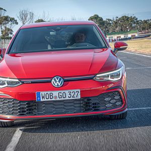 Kombinieren lässt sich der Zweitliter-Turbodirekteinspritzbenziner mit sechsstufiger Handschaltung oder dem 7-Gang-DSG.(Bild:  VW)