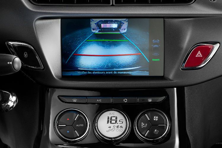 Sonderausstattungen: Der DS 3 bietet Ausstattungen wie Einparkhilfe vorne und hinten, Rückfahrkamera mit Bildwiedergabe auf dem 7-Zoll-Bildschirm und Berganfahrhilfe an. (Foto: DS)