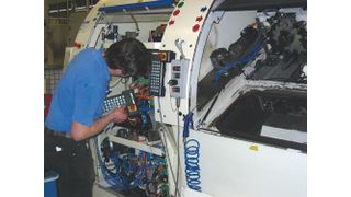 Bild 1: Die Entscheidung über Eigenleistung oder Fremdvergabe von Service-Dienstleistungen wie etwa die Instandhaltung gibt Unternehmen immer wieder Rätsel auf. Bild: Kuhn (Archiv: Vogel Business Media)