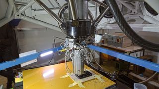 5-Achs-Druck von Strukturen in einer METROM-Maschine. (METROM)