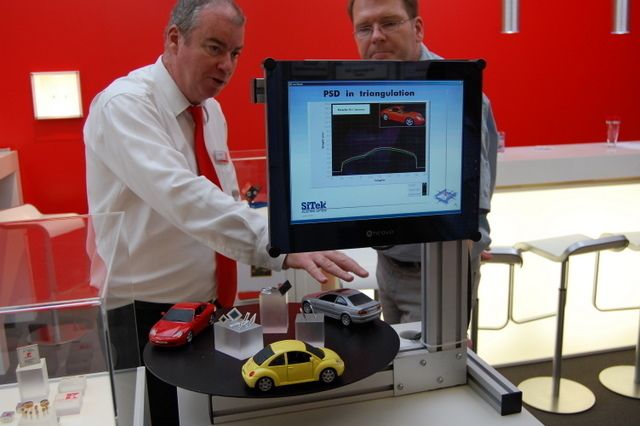 Triangulationsmessung mit PSDs am Stand von Laser Components (Archiv: Vogel Business Media)