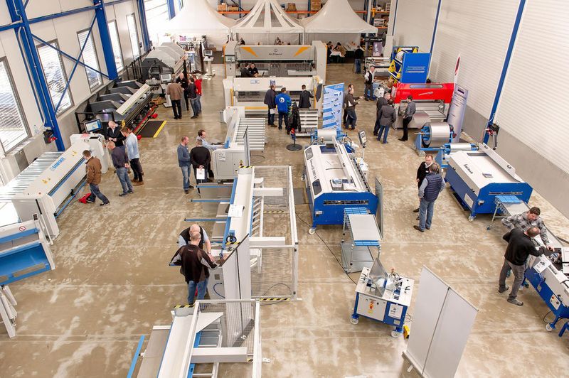 Für Test- und Prototypenbearbeitungen sowie Mitarbeitertraining stehen im grosszügigen Showroom in Tägerwilen Abkantpressen, Schwenkbiegemaschinen, Entgrat- und Schleifmaschinen bereit.  (Konrad Mücke SMM)