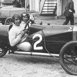 Der Morgan Threewheeler ist ein britischer Roadster mit zwei Vorderrädern, nur einem Hinterrad und einem Zweizylinder-Frontmotor. Henry Frederick Stanley Morgan konstruierte den Prototyp 1908/09 und stellte sein erstes Modell, den einsitzigen „Morgan Runabout“, 1910 auf der Londoner Fahrrad- und Motorrad-Ausstellung der Öffentlichkeit vor. Obwohl es keinen Plan für eine Serienfertigung gab, war das Interesse an dem kleinen Wagen so groß, dass Morgan in neue Gebäude und Maschinen investierte und ihn produzierte.(Bild:  picture alliance / Heritage-Images)