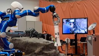 Mithilfe des Roboters konnte Astronaut Frank Rubio einen Seismograph vom Lander holen und im Einsatzgebiet platzieren. (Bild: DLR)