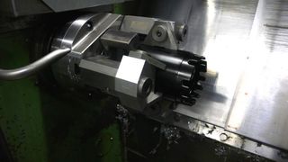 Anders als beim Drehen üblicher Werkstücke erfordert das Spannen dünnwandiger Hohlteile Spannfutter, die das Teil deformationsarm und dennoch sicher fixieren. Bild: Basile/Forkardt (Archiv: Vogel Business Media)