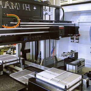 Für die Rund-um-die-Uhr-Bearbeitung: Per 3-achsigem Linearroboter werden die Rohteile und die fertig bearbeiteten Kugelumlaufspindeln «gehandelt».(Bild:  Matthias Böhm)