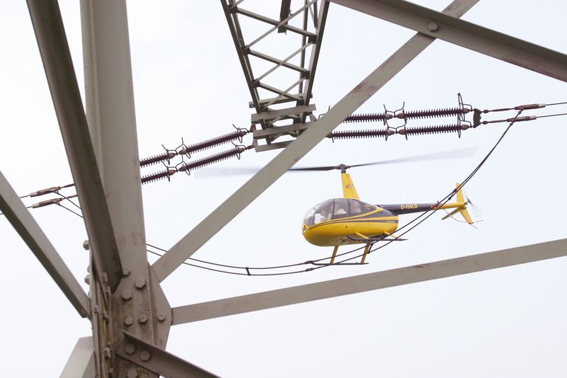 Netzausbau: Bei einer Leitungsbefliegung werden die Überlandleitungen vom Helikopter aus kontrolliert. (Bild: Netzbetreiber / VDE)