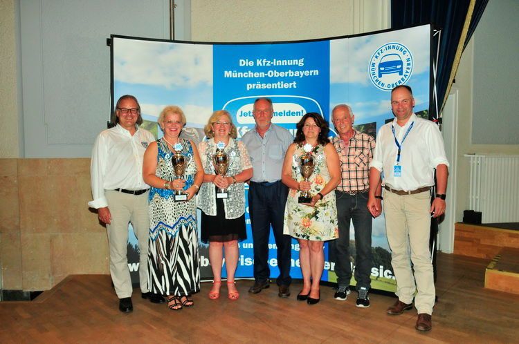 Überzeugten bei der Sonderprüfung der Nürnberger Versicherungsgruppe: (v. li.) Oliver und Brigitte Grochut (3. Platz), Rita und Johann Simmerl (2. Platz) sowie Ingrid und Johann Katzenbogen (1. Platz) wurden von Christian Stettner, Vertriebsdirektor Nürnberger Versicherung, ausgezeichnet. (Zietz/»kfz-betrieb«)