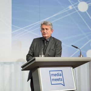 Für Bertram Brossardt, Hauptgeschäftsführer der Vereinigung der Bayerischen Wirtschaft, entwickelt das Auto „große wirtschaftliche Potenziale, die es zu nutzen gilt“.(Bild:  Medien-Netzwerk Bayern / Alexander von Spreti)