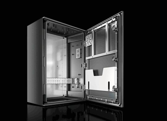 Für den einfachen Innenausbau sorgen zahlreiche Befestigungsdome im neuen Ex-Leergehäuse AX.(Bild:  Rittal)