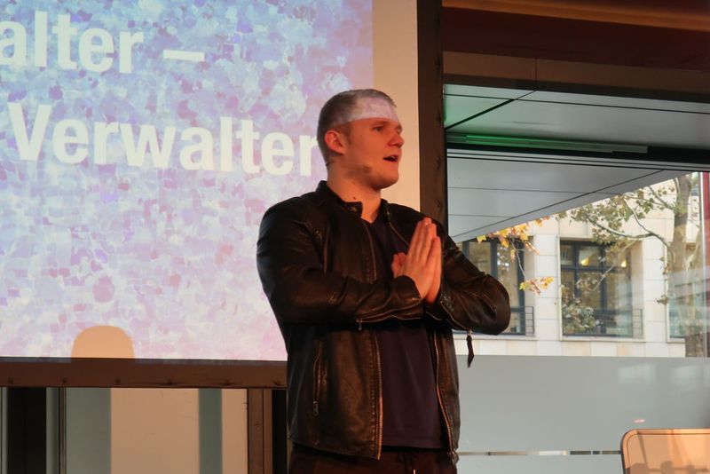 Er appellierte an die Betriebe, neue Entwicklungen nicht zu lange zu ignorieren. Die Wirtschaftsgeschichte habe immer wieder gezeigt, dass althergebrachte Gewissheiten kein Naturgesetz sind: „Stand heute kann morgen ganz andes sein.“ (Bild: Grimm / »kfz-betrieb«)