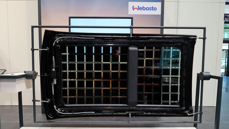 Dachmodul mit Solarzellen „für Fahrzeuge eines kalifornischen Herstellers“. Mehr will Webasto nicht verraten. Der Zulieferer hat das Dachmodul entwickelt und wird es produzieren. (Bild: Diehl – VCG)