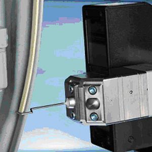 Der SGS-3D-Sensor ermöglicht höchste Genauigkeit in der 3D-Roboterführung jetzt auch an schwer zugänglichen Stellen. Bild: Dürr Systems