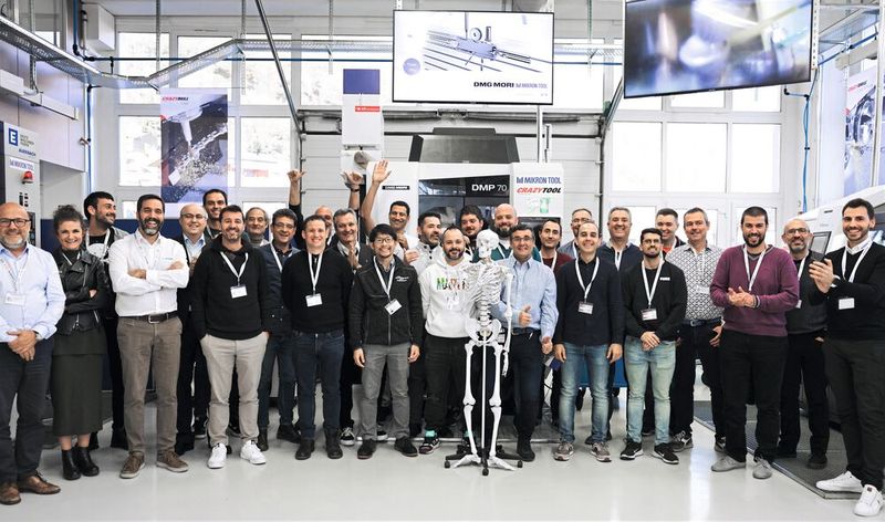 Zum Medical Day 2022 waren 20 Kunden aus Spanien angereist und konnten sich vor Ort von der Leistungsfähigkeit der Werkzeuge von Mikron Tool überzeugen und sich über effiziente Fertigungsstrategien für die Medizintechnik informieren. (Bild: Mikron Tool)
