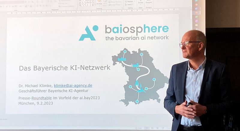 Dr. Michael Klimke, Geschäftsführer der Bayerischen KI-Agentur: „Wir haben weitere 100 Professuren für KI-Themen in Bayern geschaffen.“