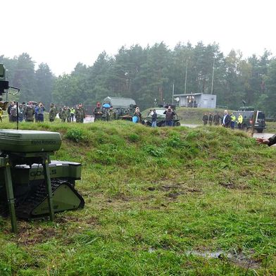 Defence Minister Boris Pistorius at the Land Experimental Series at the Bergen military training area in Lower Saxony. Innovative systems are being tested for their suitability for use by the troops — not in a laboratory, but out in the open. (Source: Bundeswehr/Janin Garzke)