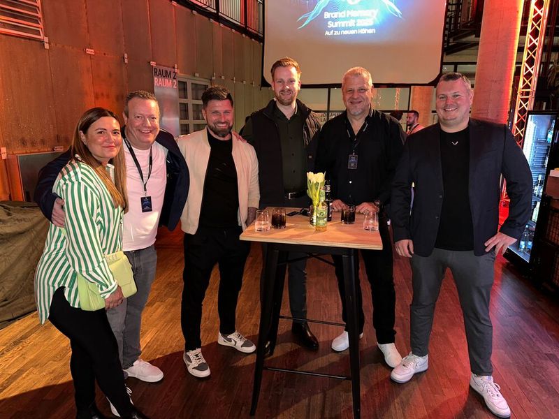 Aline Gauthier (Samsung) mit den Partylöwen (v. l.) Ralf Schweitzer (GSD), Andreas Bajohr (BAB), Magnus Beele und Harald Beck (Synaxon) und Maxim Grönwoldt (Mobilezone). (Bild: Vogel IT-Medien GmbH)