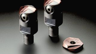 Die Gallea-Serie von MMC Hitachi Tool wird als hocheffizientes Schlichtkonzept beschrieben, das speziell für den Werkzeug- und Formenbau entwickelt wurde. Die Serie bestehe aus Wendeplatten- und Vollwerkzeugen, die sich das Prinzip des Tonnenfräsens durch spezielle Geometrien an radialer und/oder axialer Schneidkante zunutze machten. Und mit dem ebenfalls präsentierten Fertigungskonzept Production50 will der Aussteller ein Neun-Punkte-Programm anbieten, das die Zerspanung noch wirtschaftlicher macht. AMB Halle 3 am Stand C60. (MMC Hitachi Tool)