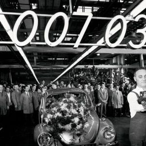 1972 war man bei VW zu Recht stolz, als der Käfer das Ford-T-Modell mit 15.007.034 ge bauten Einheiten vom Stückzahlenthron stieß.(Bild:  Volkswagen AG)