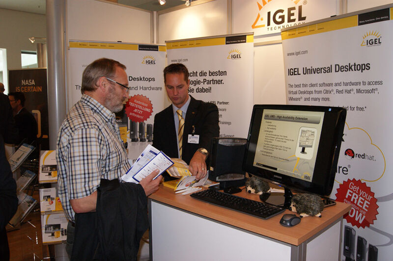 Dennis Biest, IGEL Technology (re.), im Gespräch mit einem interessierten Kunden. (Archiv: Vogel Business Media)