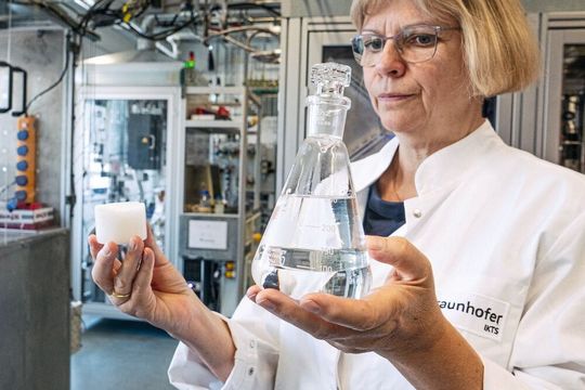 In der weltweit einzigartigen Recycling-Anlage in Thallwitz bei Leipzig werden biologische Abfälle wieder in nutzbare Stoffe gewandelt, beispielsweise in synthetische Kraftstoffe und Biowachse.(Bild:  Fraunhofer IKTS)