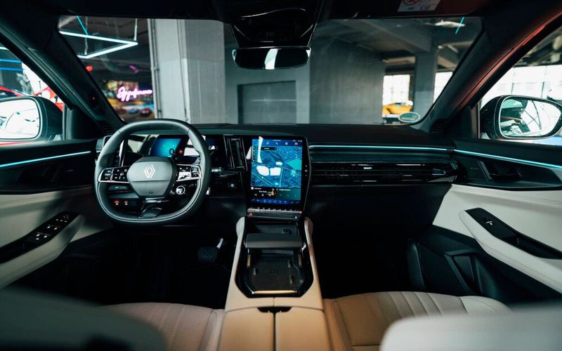 Das Lenkrad ist ein modifiziertes Original aus dem Williams-F1-Auto mit integrierten Schaltknöpfen.  (Bild: Renault)