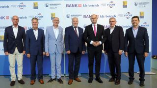 Gruppenbild mit dem Ehrengast, Staatsminister Albert Für-
acker (3. v. r.), zusammen mit Präsident und Landesinnungsmeister Albert Vetterl (4. v. r.) und Mitgliedern des Vorstands des Kfz-Gewerbes Bayern (Bild: Zietz - VCG)