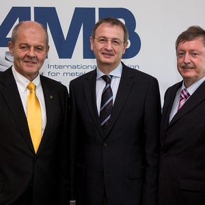 Zufriedene Gesichter auf der AMB: Messe-Geschäftsführer Ulrich Kromer mit den Verbandsgeschäftsführern Dr. Wilfried Schäfer und Dr. Wolfgang Sengebusch (v. li.).