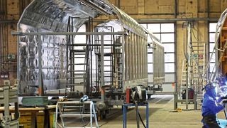 Blick in die Fertigung von Waggonbau Niesky. Auch im Schienenfahrzeugbau spielen Profilkonstruktionen und Rohrstrukturen eine zunehmend wichtige Rolle. Hier eröffnet das einseitige Punktschweißen neue Möglichkeiten. (A. Schulze)