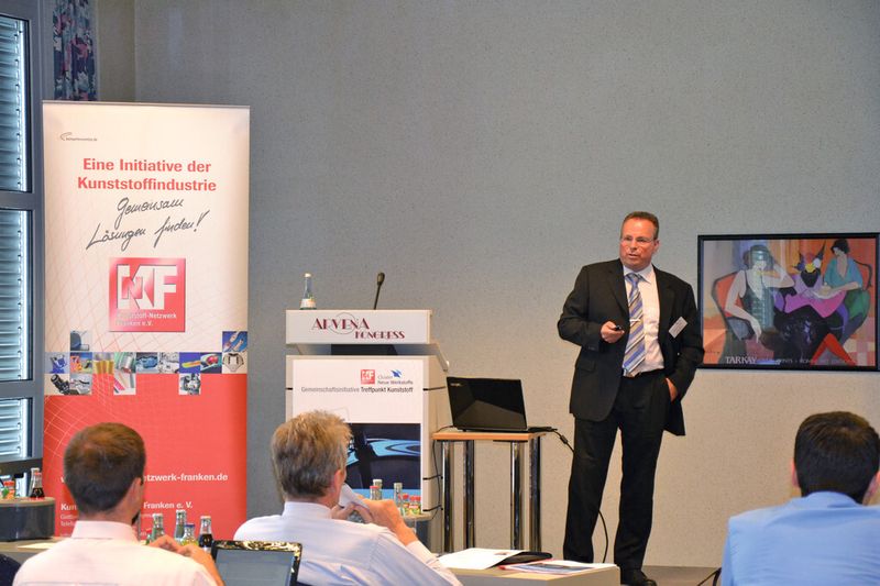 „Die grundsätzliche Bedingung für eine praxisgerechte Simulation von Compounds und Composites ist es die richtigen Fragen zu stellen,“ betonte Stefan Merkle von Merkle & Partner. (Bild: Kunststoff-Netzwerk-Franken)