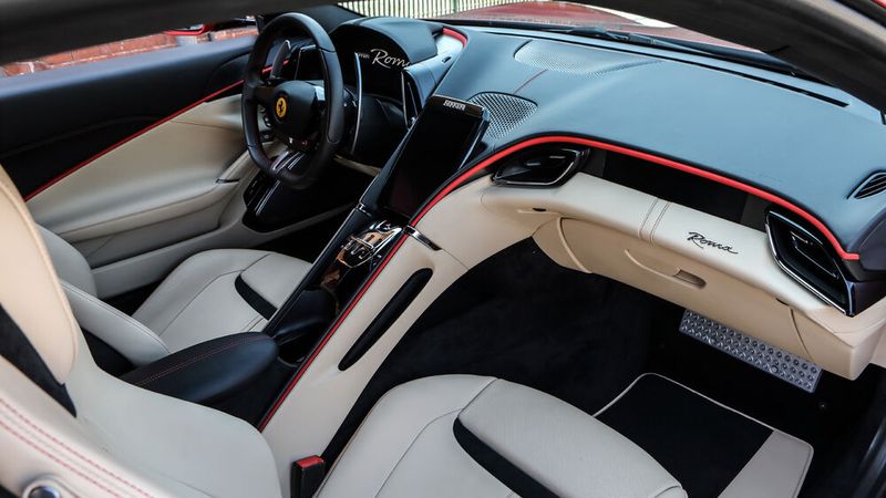 Innen wirkt der Sportwagen sehr stimmig. (Bild: Ferrari)