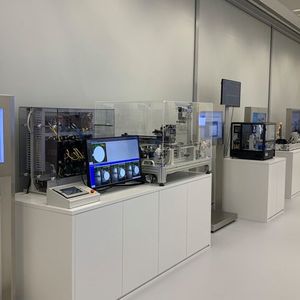 In seinem neu gestalteten Automation Center Barcelona zeigt Omron Industrial Automation, wie die Fabrik der Zukunft aussehen wird.(Bild:  Omron)