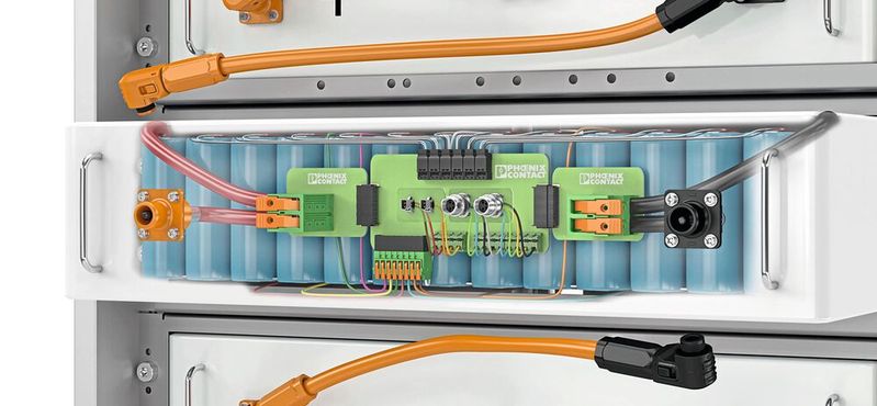 Elektrische Anschlüsse innerhalb eines Batteriemoduls – steckbare Leistungs-, Signal- und Datenverbindungen an der Gerätefrontplatte sowie moderne Leiterplattenanschlusstechnik im Geräteinneren – sorgen für einen zuverlässigen und sicheren Betrieb.(Bild:  Phoenix Contact)