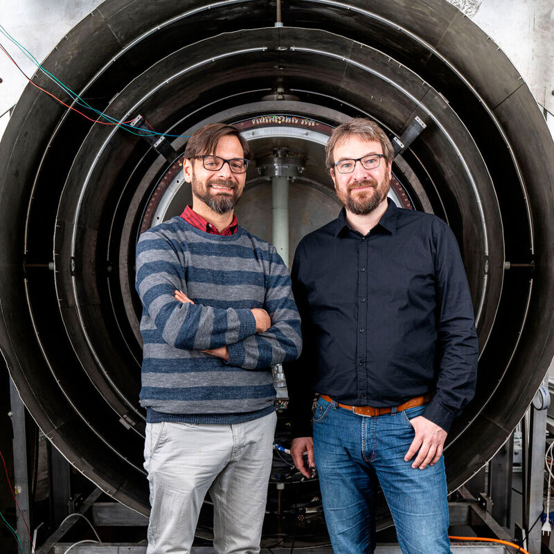 Die beiden Physiker Dr. Philipp Schmidt-Wellenburg (links) und Dr. Georg Bison vor dem Experiment zur Vermessung einer grundlegenden Eigenschaft des Neutrons: dem elektrischen Dipolmoment.