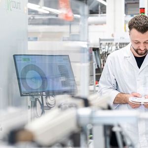 Bei EPS soll schon im Umgang mit Bauteilen sichtbar werden, worauf der EMS-Dienstleister setzt: Genauigkeit, Verlässlichkeit und ein möglichst früher Blick auf mögliche Engpässe.(Bild:  Susanne Kästner)