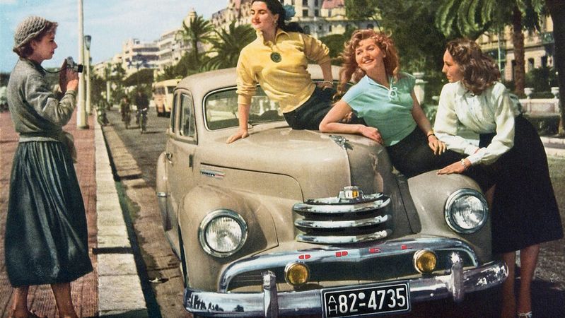 Opel präparierte seinen seit 1935 gebauten Olympia, indem er fortan mit der Vorderachse des Flaggschiff-Modells Kapitän ausgestattet wurde. Angetrieben wurde der Rüsselsheimer von einem Vierzylinder-Reihenmotor mit 37 PS bzw. 39 PS. Die Kraftübertragung erfolgte zuerst über ein Viergang-, später über ein Dreigang-Schaltgetriebe auf die Hinterachse.(Bild:  Opel Automobile GmbH)