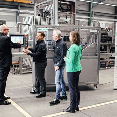 Die Laborgießmaschine wurde Andreas Bertram (Geschäftsführer bei ZDS) von Daniel Szott (Applikationsingenieur bei Makat), Konrad Schütte (Geschäftsführer bei Makat) und Dr. Sandra Link (Produktmanagerin bei Makat) vorgestellt. (Bild: Makat)