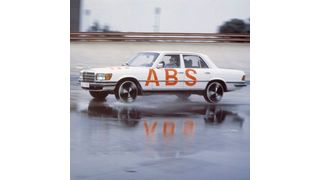 Vor 40 Jahre brachte Mercedes-Benz zusammen mit Bosch das digital-elektronische ABS in Serie. (Daimler AG)